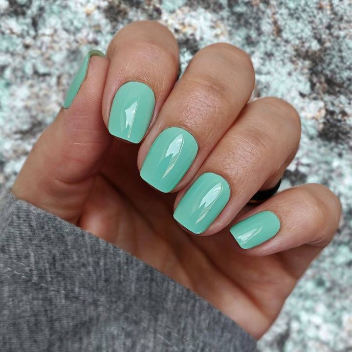 tuerkise-gelnaegel-mit-breeze-tuerkis-uv-nagelfolie-manifix-naegel-handbild