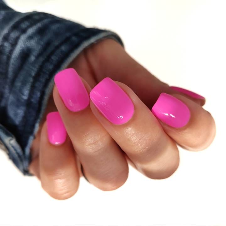 vivid-neon-pink-uv-nagelfolie-manifix-hand