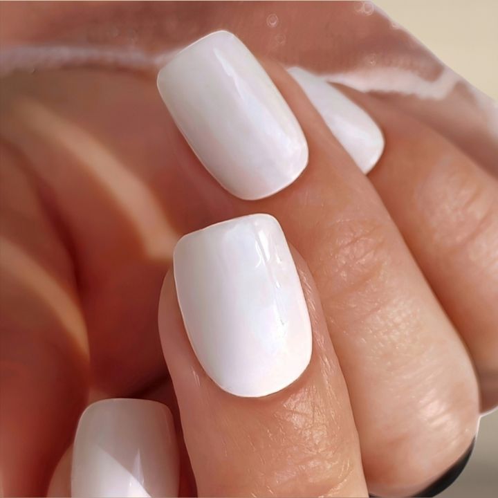 Weiße Nägel leicht gemacht: Von minimalistischen Designs bis zu smarten Nagelfolien – so gelingt der Look zuhause 2 minimalistischen Designs