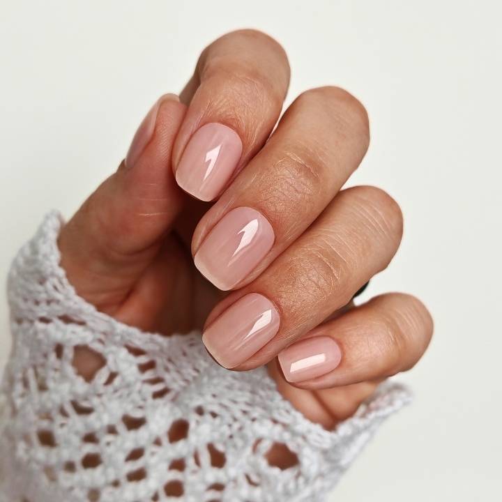 Herbstliche Farbtrends: Die besten UV-Nagelfolien für einen stylischen Look in der Saison! 4 milky-nails-mit-creme-rose-uv-nagelfolien-manifix