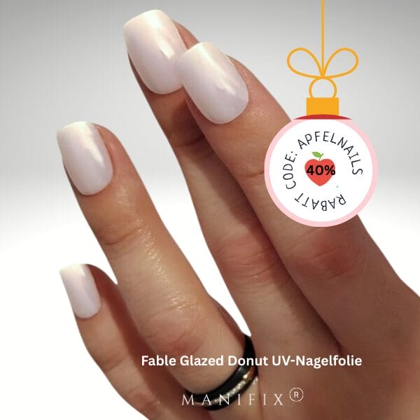 Elegante weiße Ballerina-Nägel mit Glitzer – festlicher Nageltrend als perfektes Weihnachtsgeschenk