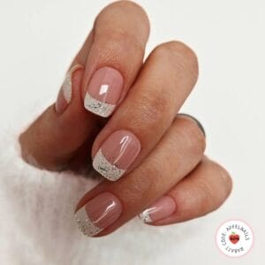 Maniküre 31 Weihnachtsnägel French – Elegante festliche Nageldesigns 2025