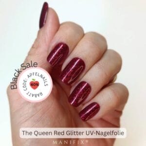 Weinrote Nägel mit Glitzer das Must-Have für die Weihnachtszeit