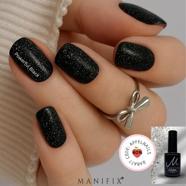 Schwarze Glitzer Nägel zu Silvester – Die schönsten Nageldesigns für den Jahreswechsel