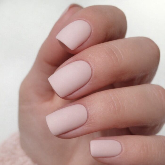 Nageldesign Ideen Frühling Entdecke Eggshell Nails mit mattem Finish – ein natürlicher, moderner Trend für stilvolle Frühlingsnägel.